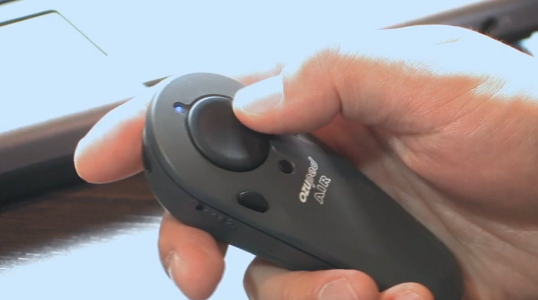 OZUpad AIRを片手で操作している画像